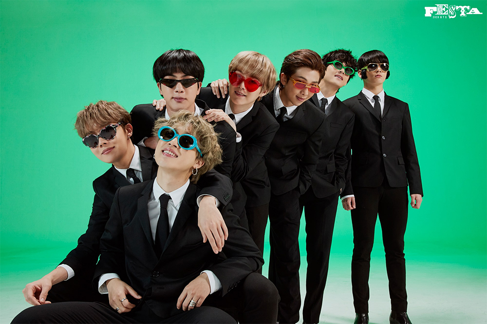 2020 Festa Photo - The Tannies are looking cute in suits and funny sunglasses!