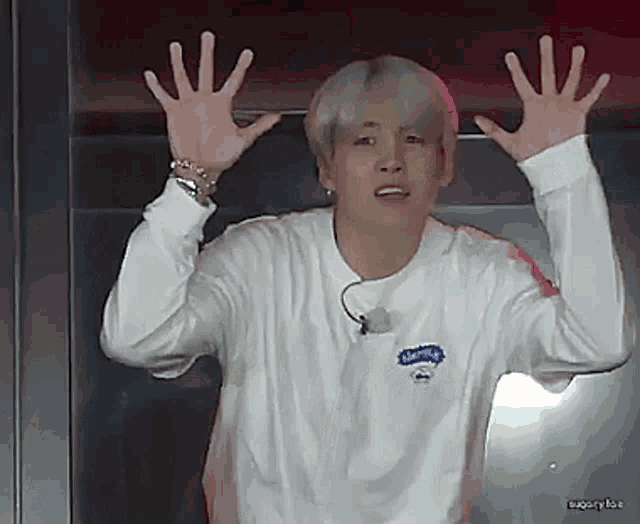 Yoongi needs your help! Gif: Yoongi needs your help!