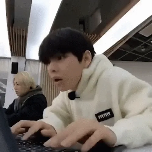 Gif: Tae types like the wind!